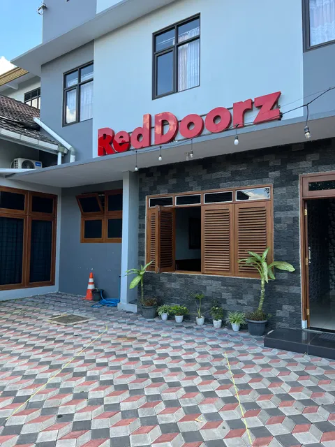 RedDoorz Plus near Jogja City Mall 5