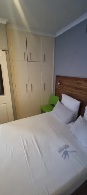 Hirondelle @ 45 Old Paarl