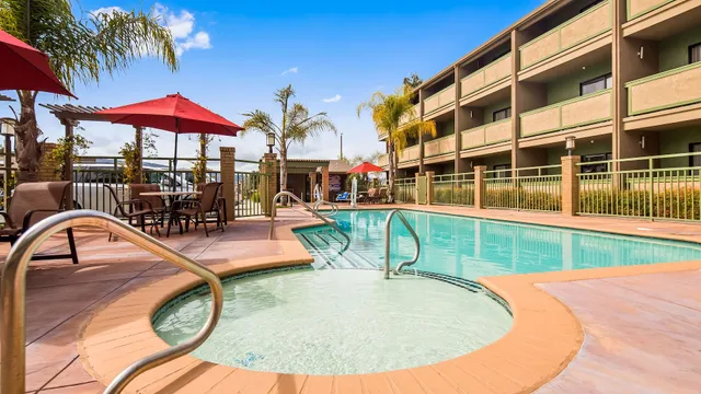 Best Western Plus Forest Park Inn