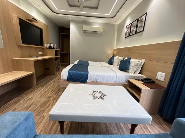 Hotel Paras International