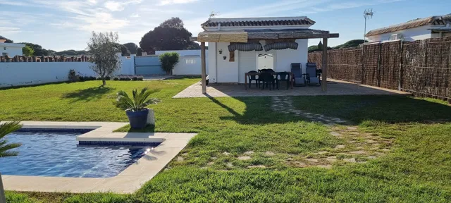 Las Casitas de la Barrosa con jardín y piscina privada