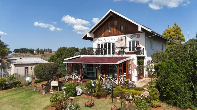 HOUSE OF ART Guesthouse, ceramic studio and showroom