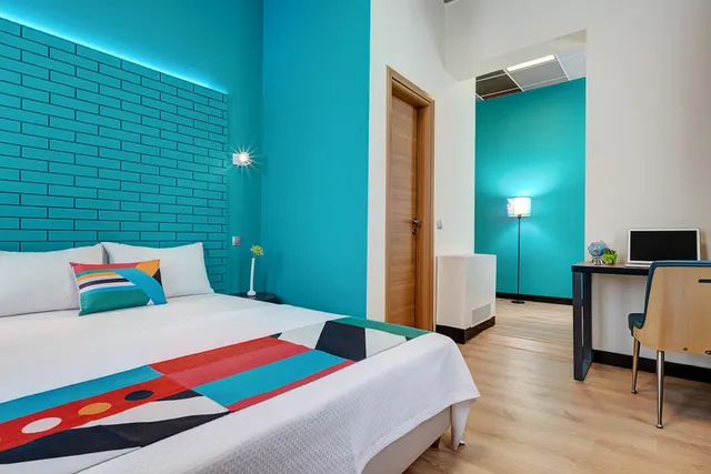 Colors Ladadika Central