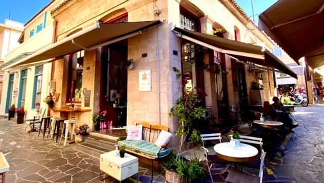 TORTUGA ArtCafè Winebar Gallery