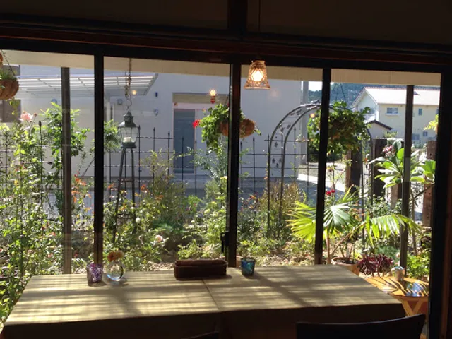 Cafe しずく【バラの庭とシフォンケーキ】