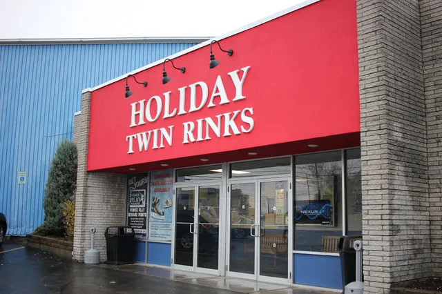 Holiday Twin Rinks
