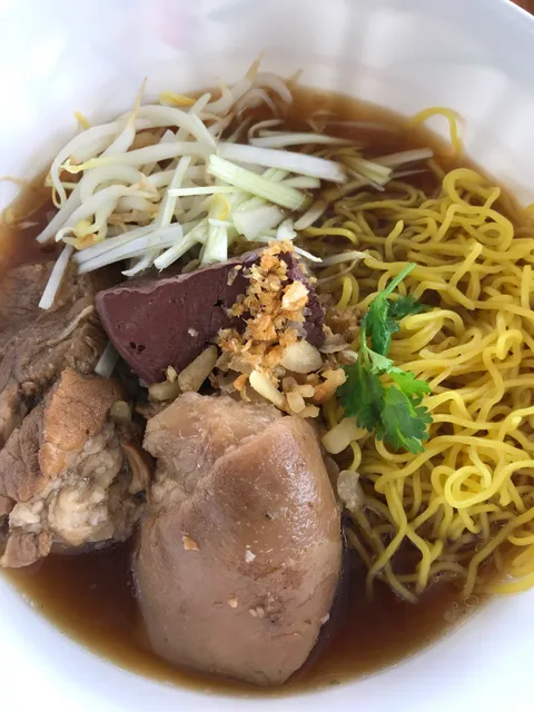 ก๋วยเตี๋ยวขาหมูบางปะหัน เจ้าแรกสูตรซีอิ๊วหวานน้ำตาลปึก