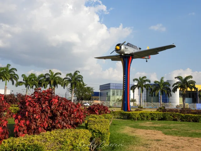 "El Avión" roundabout