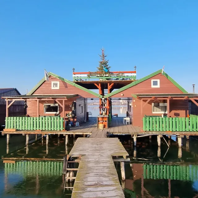 Lebegő falu Caffe és Chill terasz ...Blöri Pecatanya Parkoló