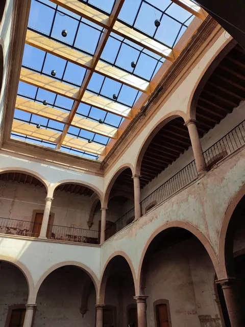 Antigua Plaza De Gallos