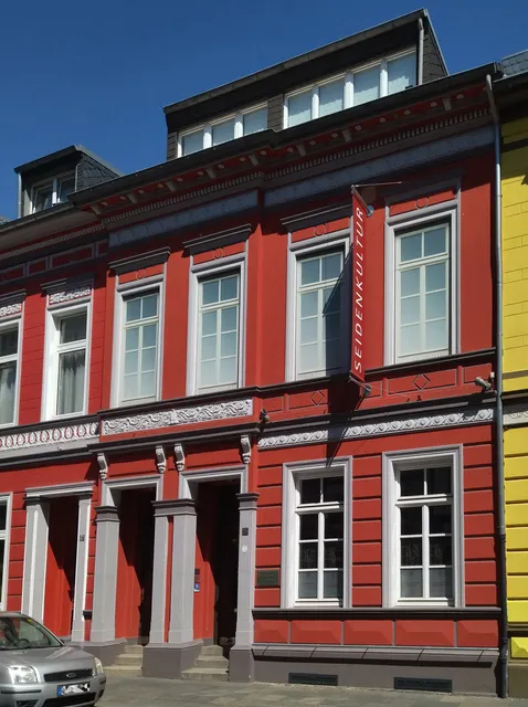 HOUSE OF SILK CULTURE earlier parament weaving H. Gotzes