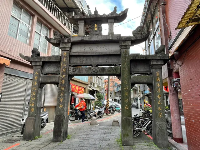 Lady Zhou's Memorial Gate