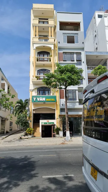Ý Vân Hotel