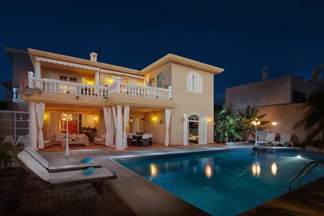 Bayside Concha House: Beachfront Oasis with Heated Pool