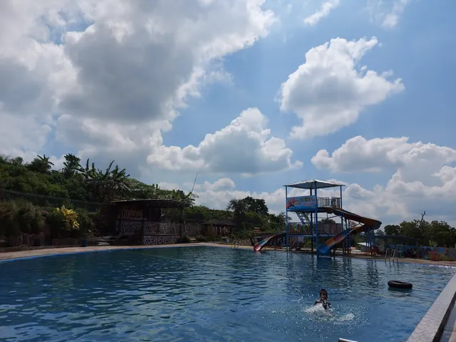 Kolam Renang Simpleng Tirto Wening Makmur