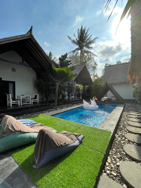 Black & White Cottages