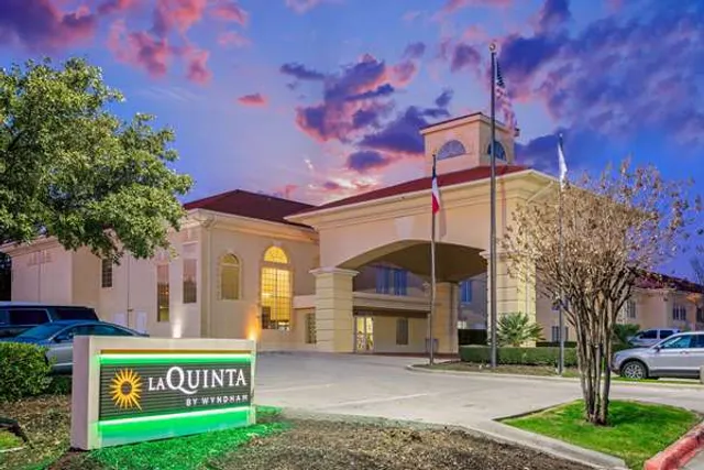 La Quinta Inn & Suites by Wyndham Dallas - Las Colinas
