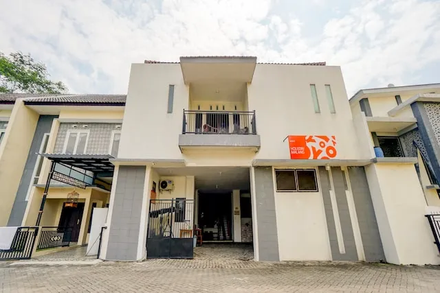 SUPER OYO Flagship 90502 Holistay Malang New