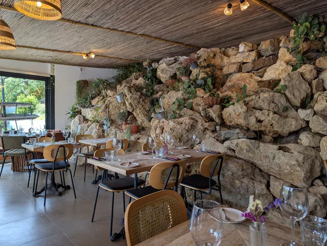 MÁDÁ Restaurant & Bar