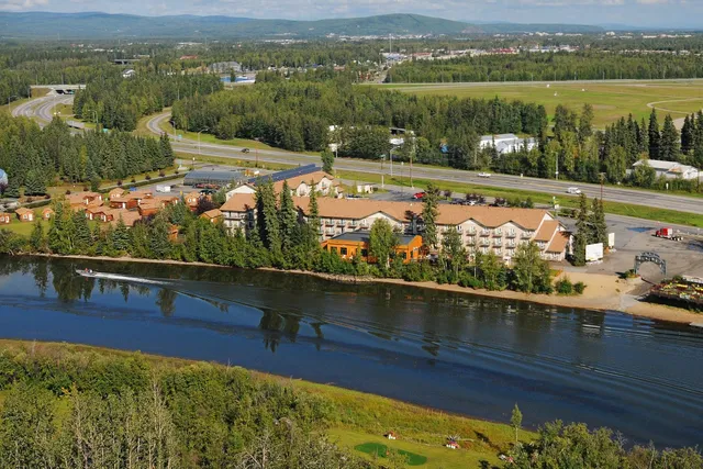 Pike's Waterfront Lodge