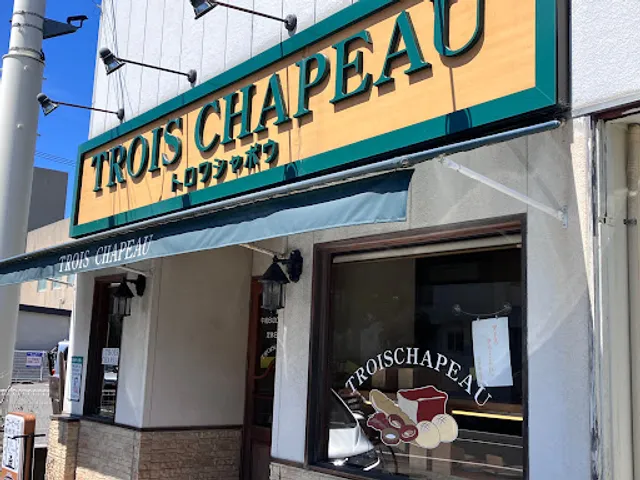 TROIS CHAPEAU