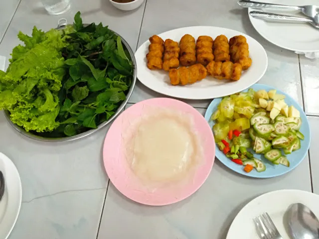 คู่แฝด ต้นตำรับอาหารเวียดนาม Ku Fat Vietnam Food Restaurant