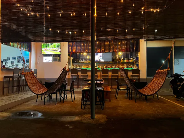 Middle Road Bar & Restaurant