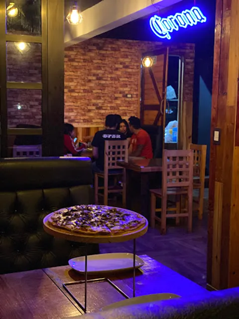 Royale Pizza + Burger