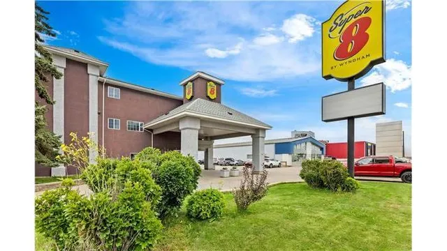 Super 8 by Wyndham Saskatoon Near Saskatoon Airport