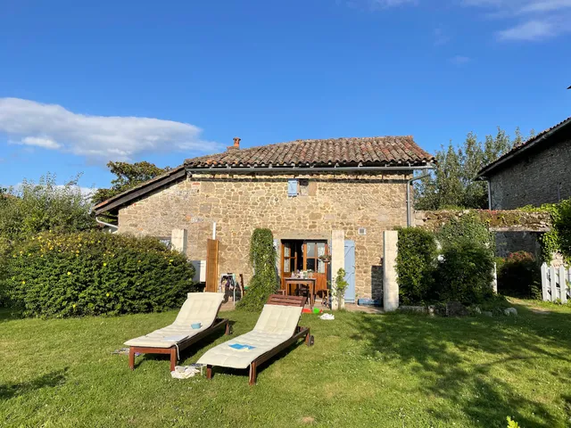 Domaine Charente - Gites authentiques de vacance avec piscine et jardin