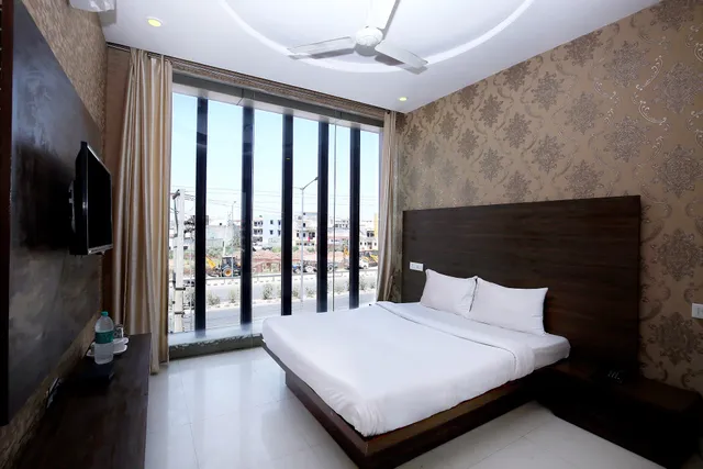 FabHotel Pearl Grand - Hotel Near Ambala Chandigarh Highway, Zirakpur