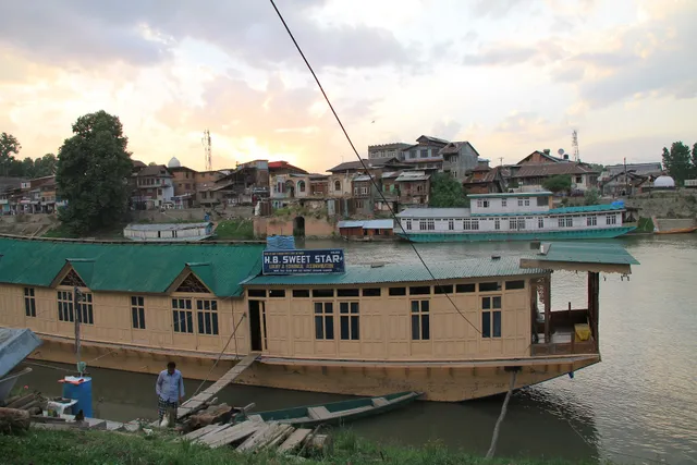 Houseboat Sweet Star In Srinagar