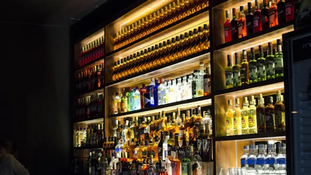 FRANCIS – ʙᴀʀ ﹠ ᴄʜᴀʀᴄᴜᴛᴇʀɪ́ᴀ