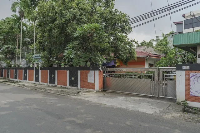 RedDoorz Plus near UPN Veteran Jakarta