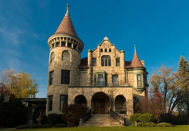 Castle La Crosse Bed & Breakfast