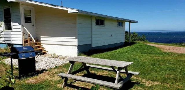 Jeff's Place, Econo Suites