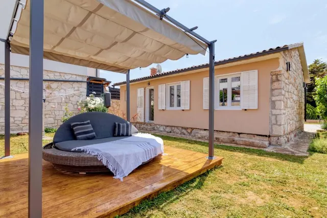 Holiday house "Laurus Garden" with private parking