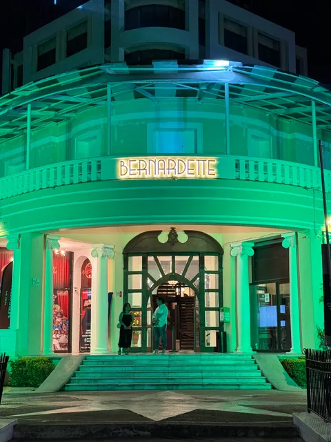 Bernardette Show Bar