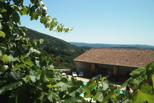 GITES DE LA BUISSONNIERE, Vue panoramique, Piscine, Terrasse, Nature, Randonnée, Salle des fêtes, Salle de réception