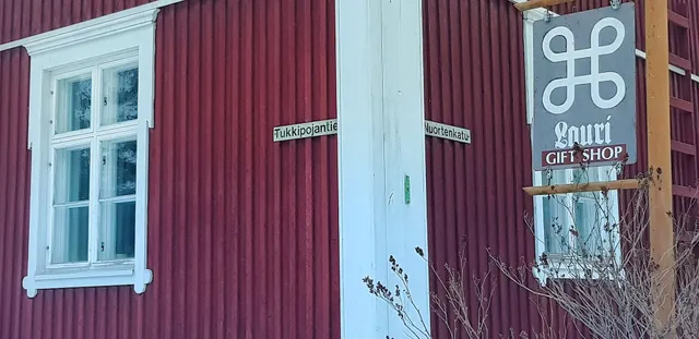 LAURI Handicrafts & Guesthouse