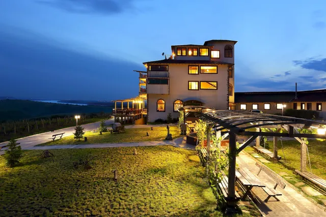 Seven Generations Winery Hotel