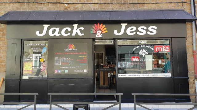 Le Ravinala, Bar à ambiance tropicale