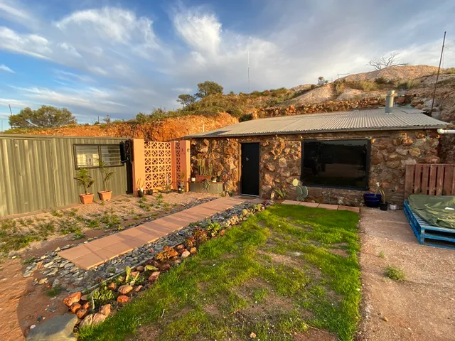White Cliffs Accommodation- Daybreak Dugout