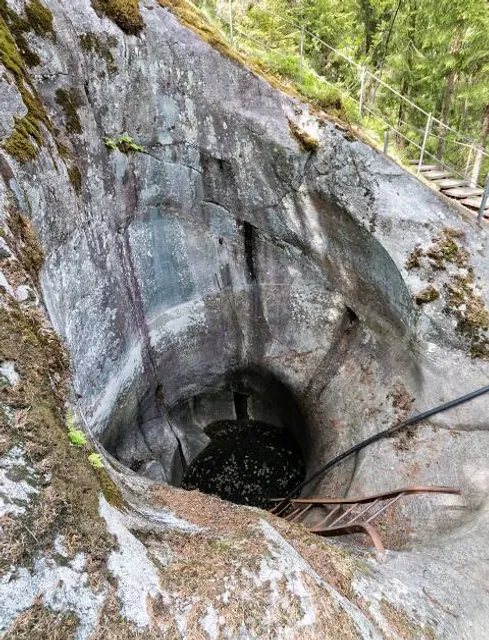 Askolan hiidenkirnut/ The potholes of Askola