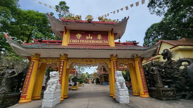 Chùa Thái Sơn núi Cậu