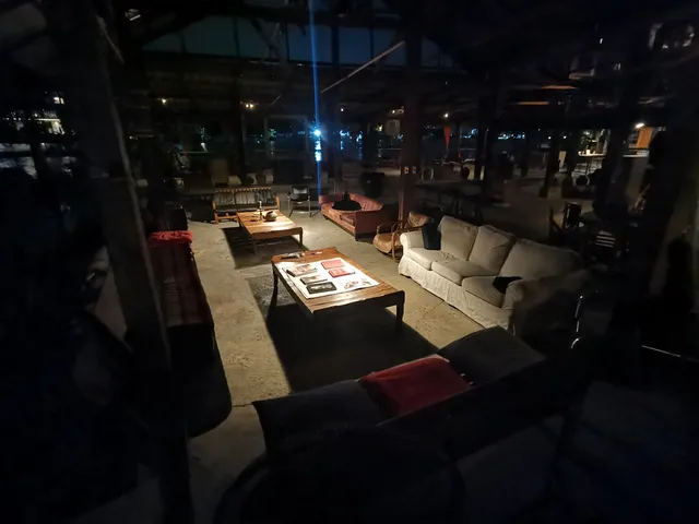 Baan Rim Naam, Talat Noi