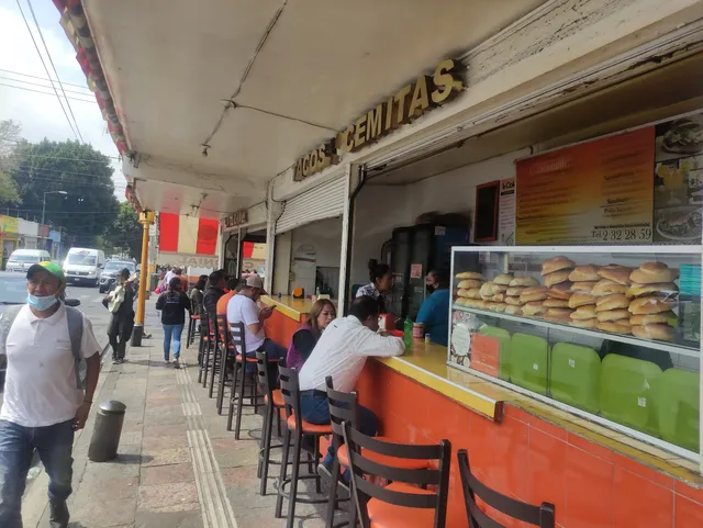 Cemitas La Colonial