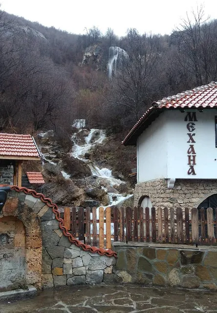 Glozhene Waterfall