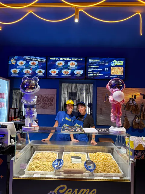 Cosmo Pasta · Fresca. Espressa. Spaziale.