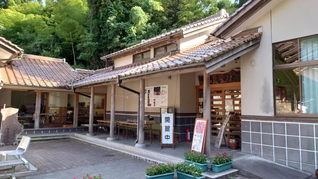 Yakimono Kan ("Casa da Cerâmica")